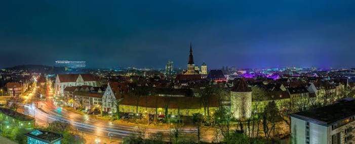 Nächtliche Panorama-Ansicht von Osnabrück mit beleuchteter Altstadt und Kirchturm